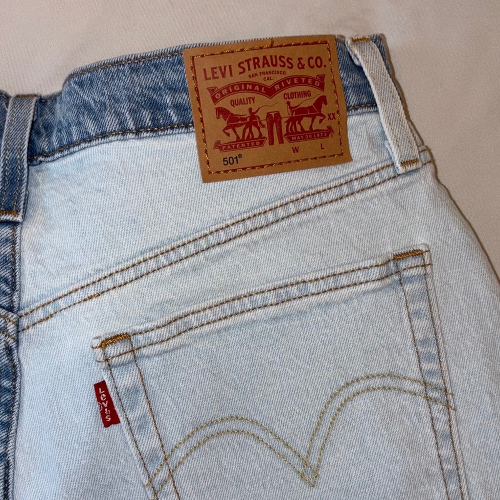 Levi's Two-Tone High-Waist Denim Shorts - Dark Blue & Light Blue - Picture 4 of 5